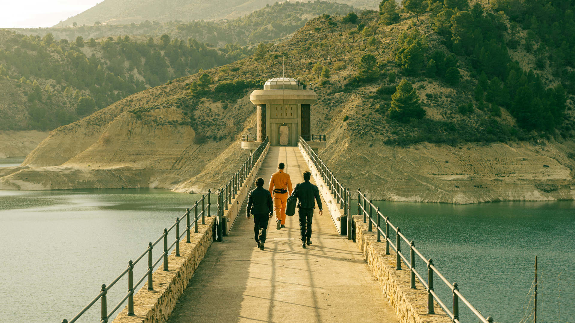 Drei Personen gehen auf den Eingang des Bunkers zu.