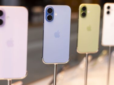 Das iPhone 17 ist in Lila, Blau, Grün und Weiß im Apple Store ausgestellt