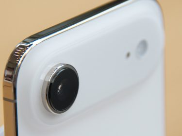 Nahaufnahme eine iPhone Air mit Fokus auf die Kameralinse.