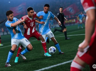 Auf diesem actionreichen Screenshot aus EA FC 26 kämpft Jamal Musiala, im roten Bayern-Trikot, gegen zwei Spieler von Manchester City um den Ball. Die Szene zeigt seine Technik und Durchsetzungskraft im intensiven Zweikampf. Die realistische Grafik hebt hervor, warum er zu den beste EA FC 26-Spieler:innen zählt.