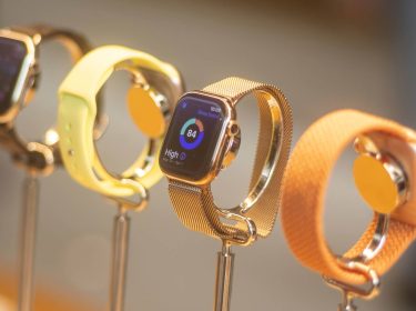 Vier Modelle der Apple Watch Series 11 sind in einem Laden ausgestellt.