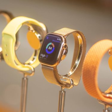 Vier Modelle der Apple Watch Series 11 sind in einem Laden ausgestellt.