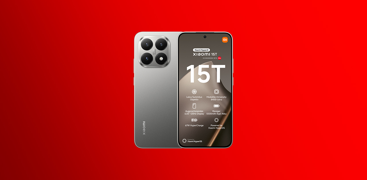 Auf dem Bild ist das Xiaomi 15T in der Farbe Gray auf rotem Hintergrund zu sehen.