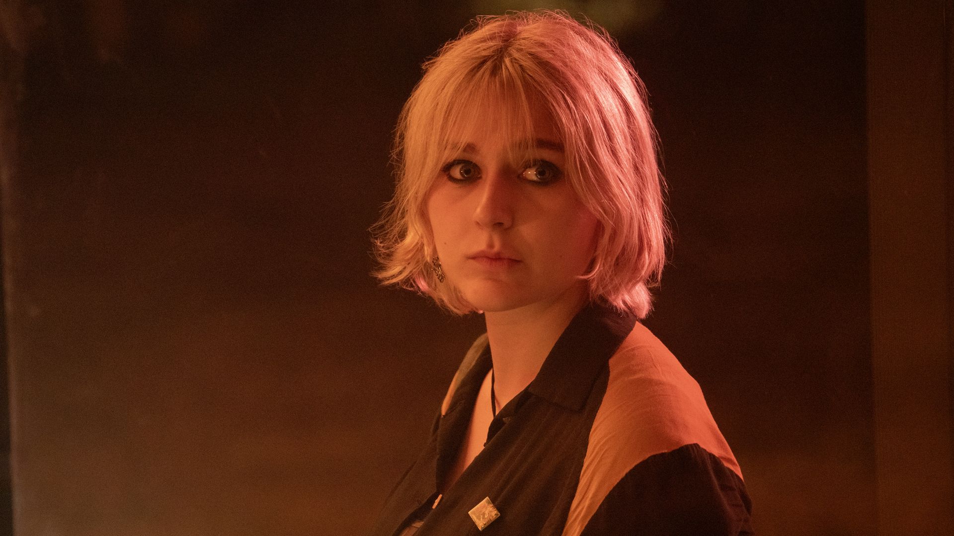 Alyvia Alyn Lind als Leila in "Wayward"