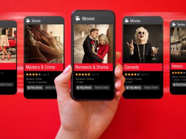 Auf dem Bild zu Rating Plattformen ist eine Hand zu sehen, die ein Smartphone mit Streaming-Vorschlägen hält. Um das Handy schweben vier weitere Bildschirme mit Serien und Filmen aus Genres wie Romance & Drama, Comedy oder Mystery & Crime. Jeder Titel ist mit Sternen bewertet und zeigt die Spielzeit oder Episodenzahl.