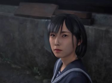 Die Protagonistin Shimizu Hinako aus „Silent Hill f“ schaut in einem düsteren Setting in die Kamera.