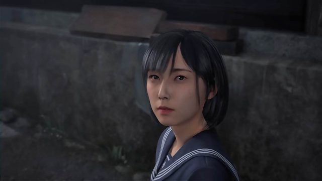 Die Protagonistin Shimizu Hinako aus „Silent Hill f“ schaut in einem düsteren Setting in die Kamera.