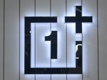 Beleuchtetet OnePlus-Logo auf eine Gerätepräsentation.