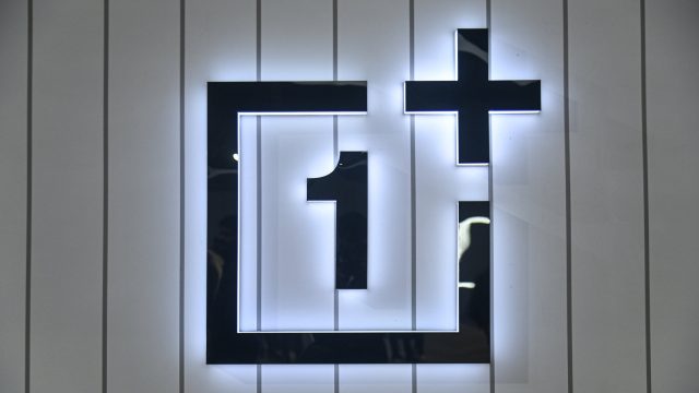 Beleuchtetet OnePlus-Logo auf eine Gerätepräsentation.