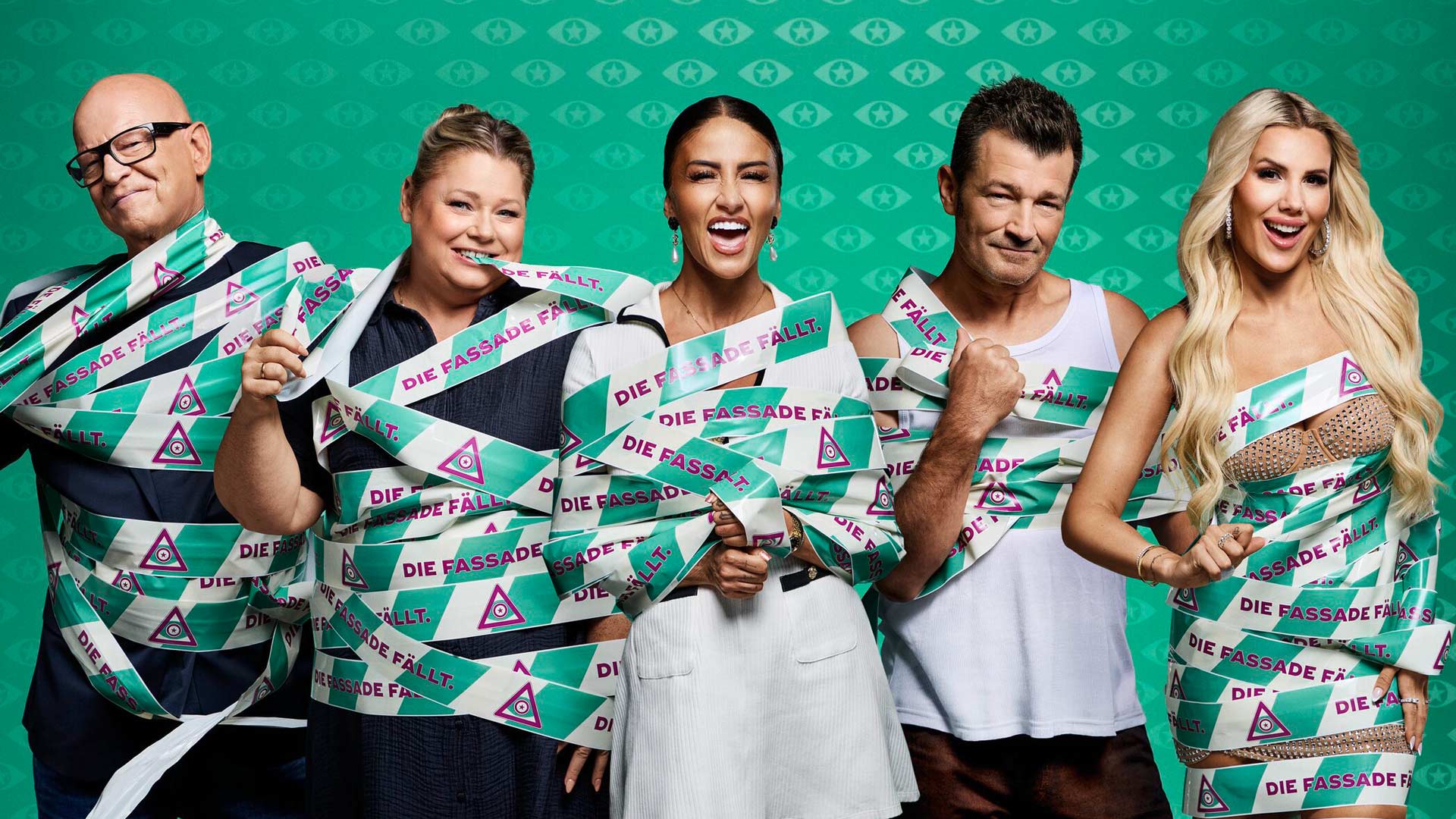 In den GigaTV-Highlights im Oktober 2025 ist ein Promobild zur Sendung „Promi Big Brother“ zu sehen. Fünf Kandidat:innen stehen nebeneinander vor einem türkisfarbenen Hintergrund mit Augen-Symbolen. Sie sind mit breiten, grün-weiß-lila-farbenen Bändern mit der Aufschrift „Die Fassade fällt“ umwickelt.