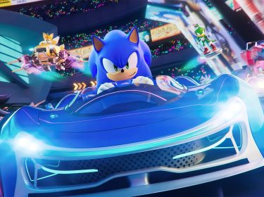 Sonic sitzt in „Sonic Racing: CrossWorlds“ in einem blauen Fahrzeug.