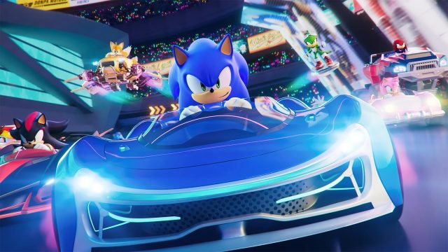 Sonic sitzt in „Sonic Racing: CrossWorlds“ in einem blauen Fahrzeug.