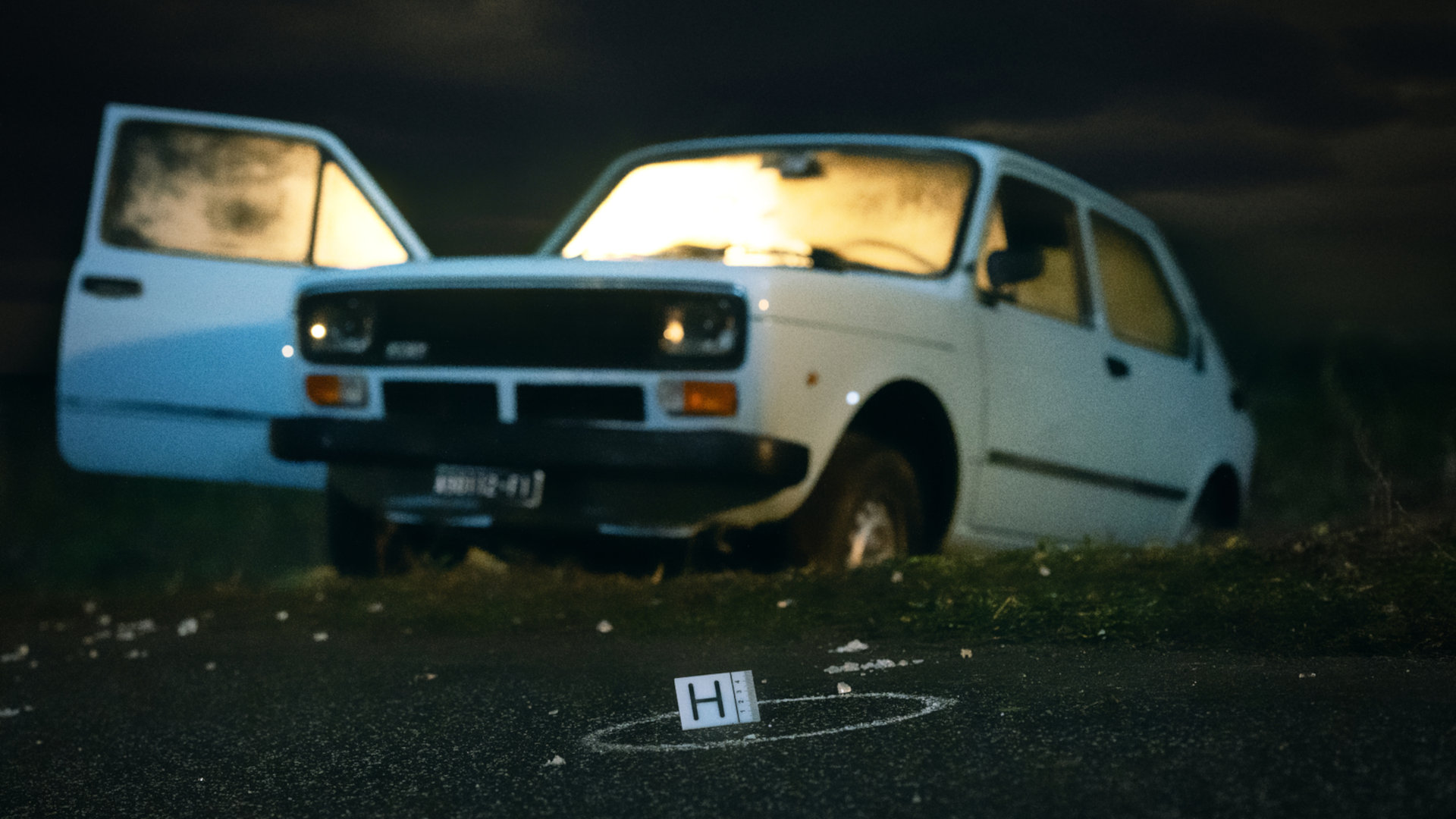 Eines der Fahrzeuge, in dem ein Paar ermordet wurde. Die Beifahrertür steht offen.