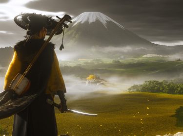 Die Protagonistin Atsu aus dem Spiel Ghost of Yotei steht mit einem Katana in der Hand vor einer weiten, nebligen Landschaft. Im Hintergrund ragt ein schneebedeckter Vulkan auf, bei dem es sich wahrscheinlich um den Mount Yōtei handelt – eine Szene, die sich ideal für atmosphärische Ghost of Yotei-Tipps eignet.