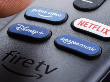 Nahaufnahme einer Fire TV Stick Fernbedienung von Amazon.