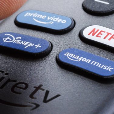 Nahaufnahme einer Fire TV Stick Fernbedienung von Amazon.