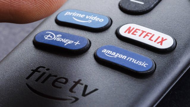 Nahaufnahme einer Fire TV Stick Fernbedienung von Amazon.