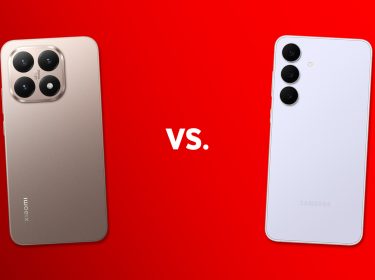 Das Xiaomi 15T und das Samsung Galaxy S25 FE nebeneinander, vor rotem Hintergrund