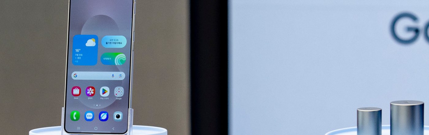 Das Galaxy S25 Edge in einer Waagschale mit Gegengewicht auf der anderen Seite