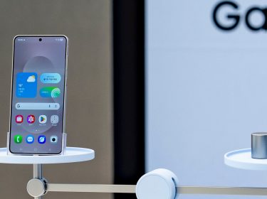 Das Galaxy S25 Edge in einer Waagschale mit Gegengewicht auf der anderen Seite