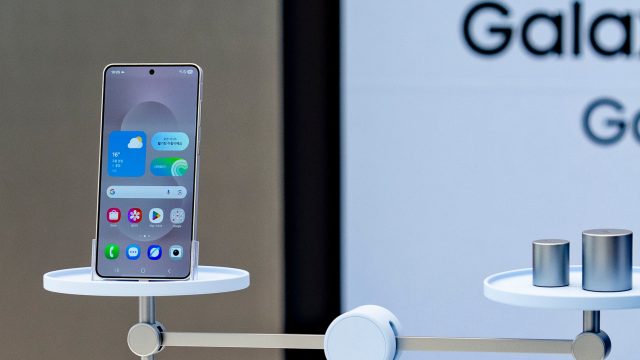 Das Galaxy S25 Edge in einer Waagschale mit Gegengewicht auf der anderen Seite