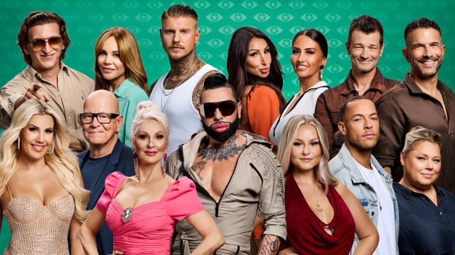 Auf dem offiziellen Gruppenbild zu Promi Big Brother 2025 sind alle 14 Teilnehmerinnen und Teilnehmer versammelt. Zu sehen sind Entertainerin Désirée Nick, Mode-Ikone Harald Glööckler, "Bachelor" Andrej Mangold, TV-Sternchen Pinar Sevim, Content Creator Satansbratan, TikTok-Mama Karina2you, Reality-Star Christina Dimitriou sowie Michael Naseband, Marc Terenzi, Achim Petry, Sarah-Jane Wollny, Laura Blond, Paco Herb und Schauspielerin Doreen Dietel. Der türkisfarbene Hintergrund mit dem ikonischen Auge-Symbol rundet das Gruppenbild ab