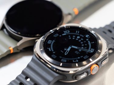 Nahaufnahme einer Samsung Galaxy Watch 7 und einer Galaxy Watch Ultra.