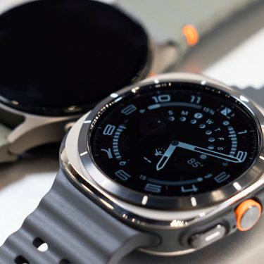 Nahaufnahme einer Samsung Galaxy Watch 7 und einer Galaxy Watch Ultra.