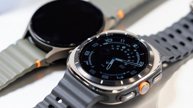 Nahaufnahme einer Samsung Galaxy Watch 7 und einer Galaxy Watch Ultra.