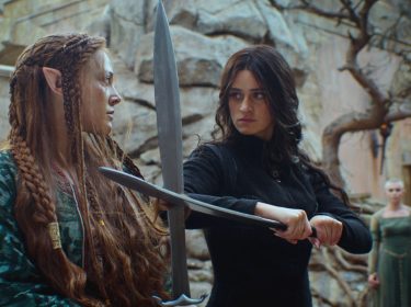 Zwei Charaktere kreuzen die Klingen.