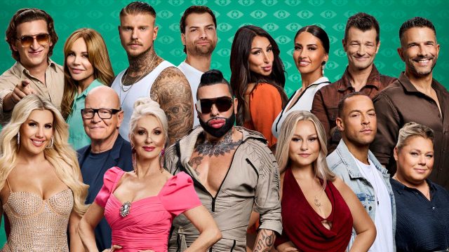 Auf dem Gruppenbild zu Promi Big Brother sind die Teilnehmer:innen der neuen Staffel vor grünem Hintergrund mit Augen-Symbolen zu sehen. Abgebildet sind Satansbratan, Doreen Dietel, Paco Herb, Jimi Blue Ochsenknecht, Pinar Sevim, Christina Dimitriou, Achim Petry, Marc Terenzi, Laura Blond, Michael Naseband, Désirée Nick, Harald Glööckler, Sarah-Jane Wollny, Andrej Mangold und Karina2you.