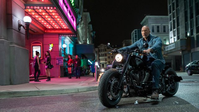 Dwayne Johnson sitzt auf einem Motorrad in einer Szene im Film "Fast & Furious Presents: Hobbs & Shaw."