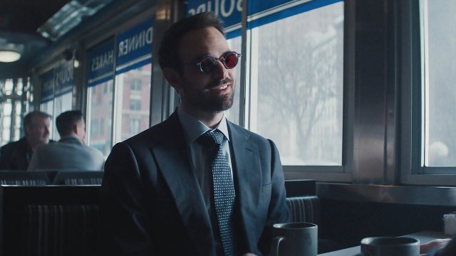 Matt Murdock sitzt in „Daredevil: Born Again“ in einem Diner oder Café.