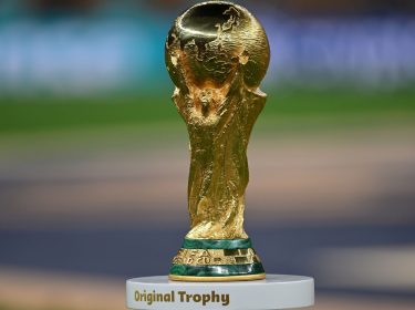 Der goldene Pokal der Fußball-WM 2022.
