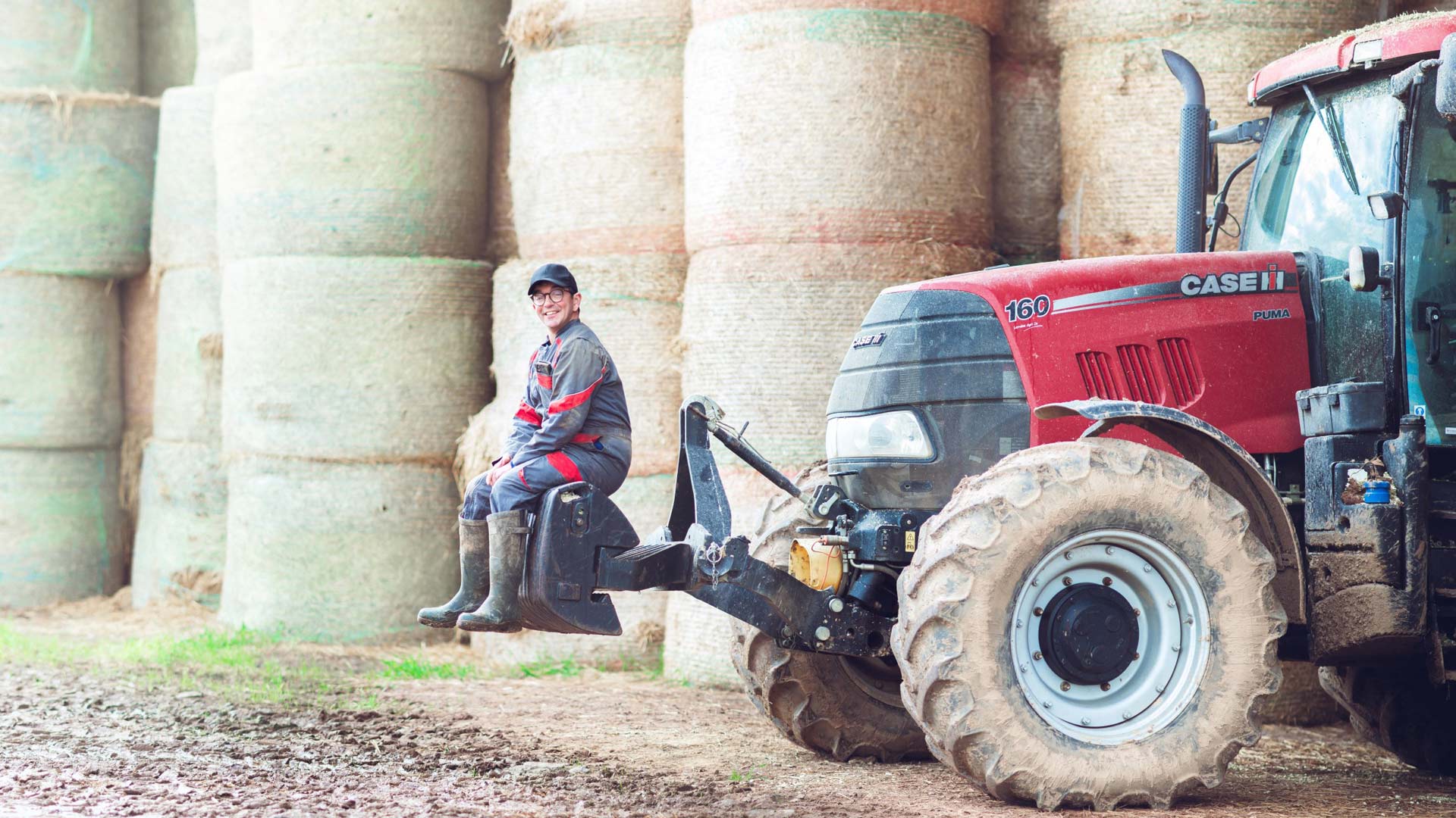 Auf dem Bild zu den internationalen Sendern und TV-Paketen bei Vodafone ist ein Landwirt aus der französischen Show „L’Amour est dans le Pré“ zu sehen. Er sitzt lächelnd auf einem Traktor der Marke Case IH vor großen Heuballen.