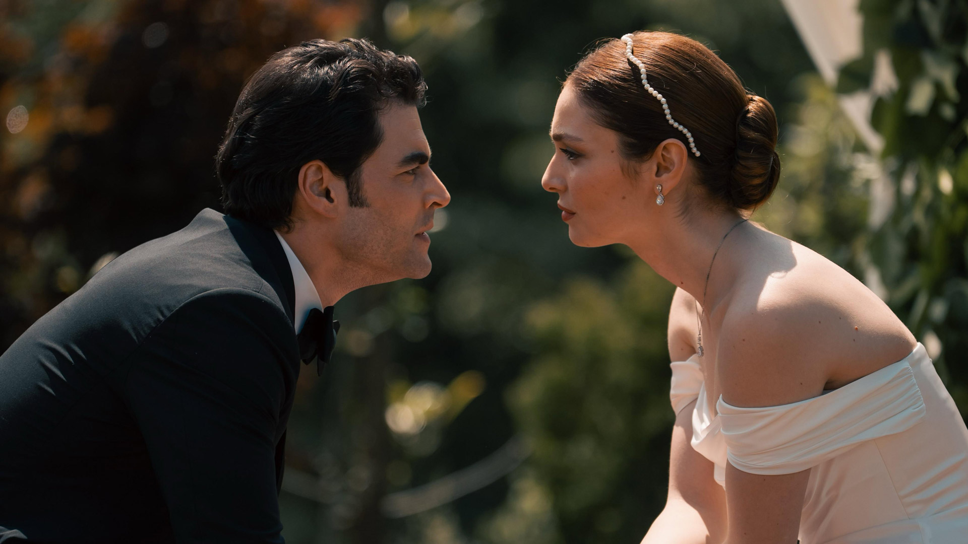 Auf dem Bild zu den internationalen Sendern und TV-Paketen bei Vodafone ist eine emotionale Szene aus der türkischen Serie „Veliaht“ zu sehen. Ein Mann im Anzug und eine Frau im weißen Kleid mit Perlenhaarreif blicken sich intensiv an.