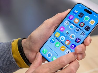 Kunde hält ein iPhone-17-Modell in der Hand