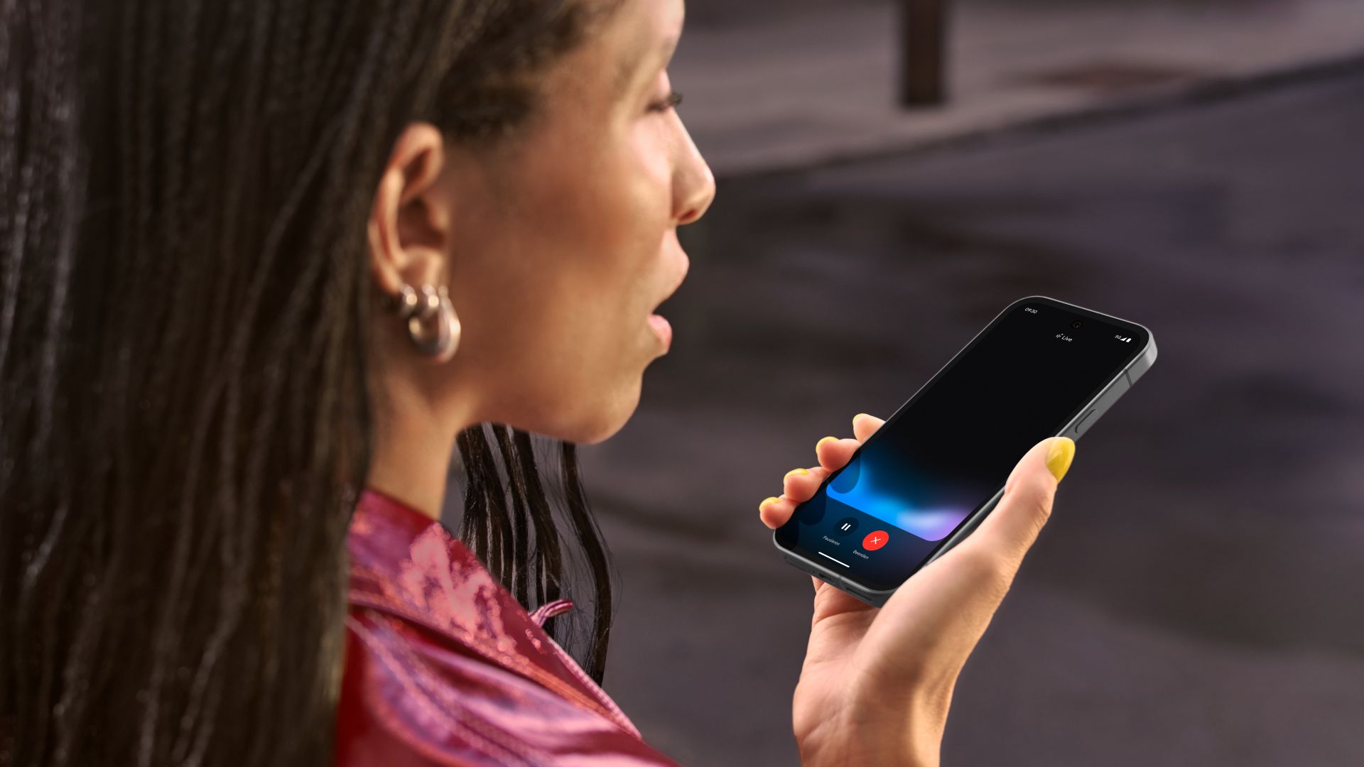 Frau spricht in ihr Google-Smartphone