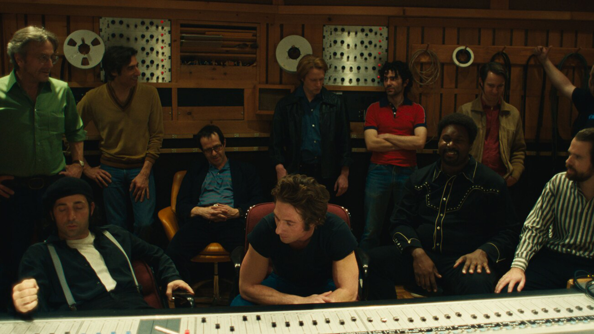 Jeremy Allen White in „Springsteen: Deliver Me From Nowhere”: Mehrere Männer sitzen und stehen vor einem Mischpult in einem Tonstudio und hören sich eine Aufnahme an.