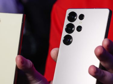 Das Galaxy S25 Ultra in zwei verschiedenen Ausführungen.