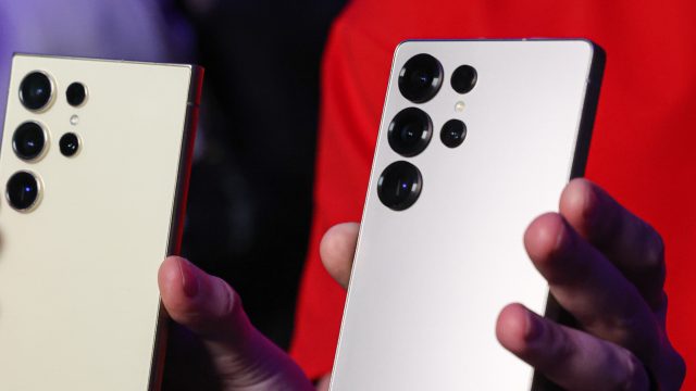 Das Galaxy S25 Ultra in zwei verschiedenen Ausführungen.