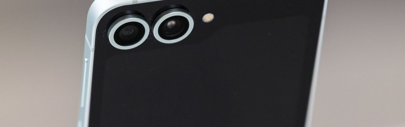 Blick auf die Rückseite des Klapp-Handys Galaxy Z Flip6