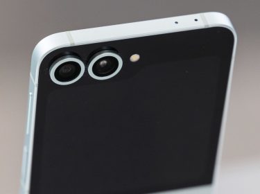 Blick auf die Rückseite des Klapp-Handys Galaxy Z Flip6