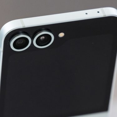 Blick auf die Rückseite des Klapp-Handys Galaxy Z Flip6