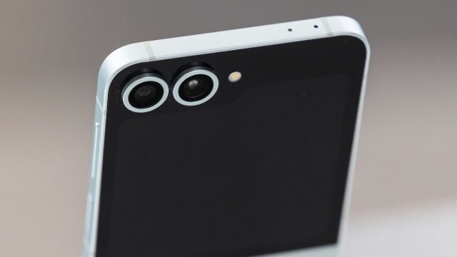 Blick auf die Rückseite des Klapp-Handys Galaxy Z Flip6