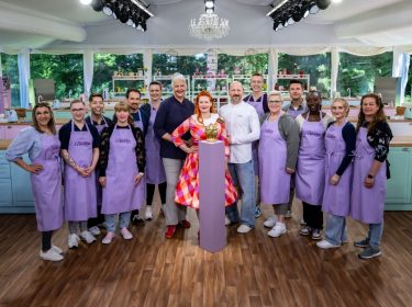 Enie van de Meiklokjes posiert mit den Kandidat:innen von 