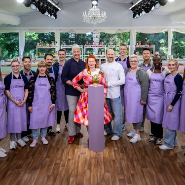 Enie van de Meiklokjes posiert mit den Kandidat:innen von 