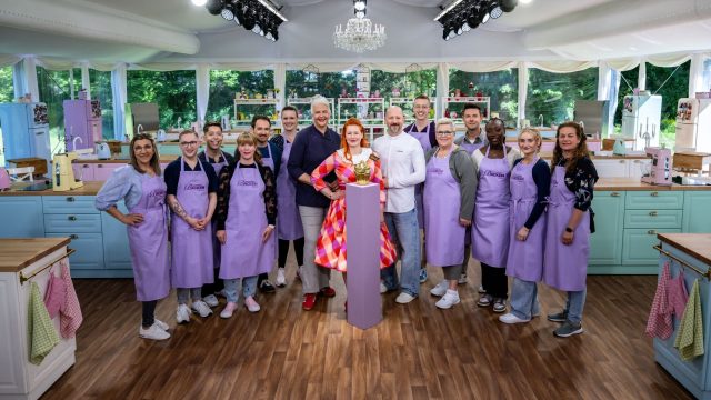 Enie van de Meiklokjes posiert mit den Kandidat:innen von "Das große Backen 2025"