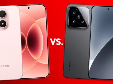 Das Bild zeigt die Rückseiten der Smartphones Xiaomi 17 und 15 vor rotem Hintergrund.