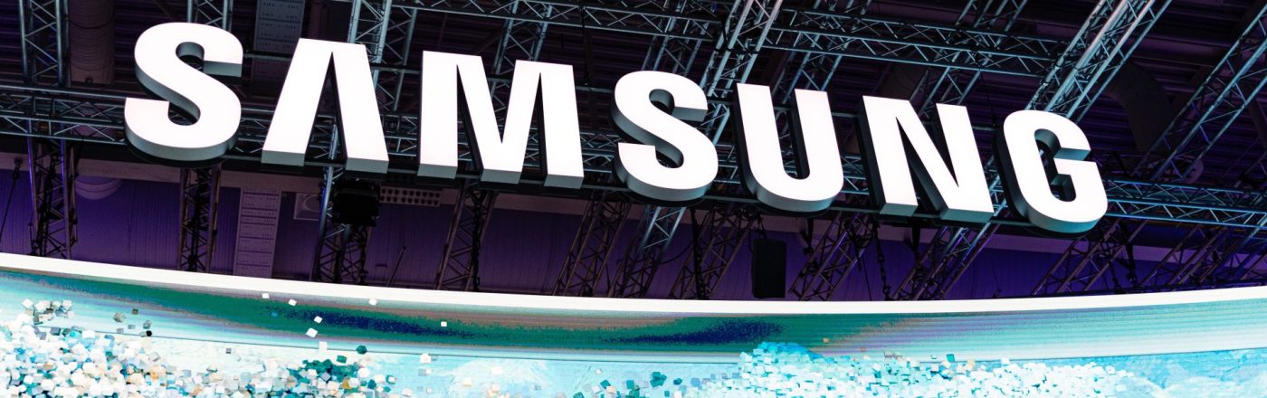Das Logo von Samsung ist auf der IFA-Messe an der Decke zu sehen.